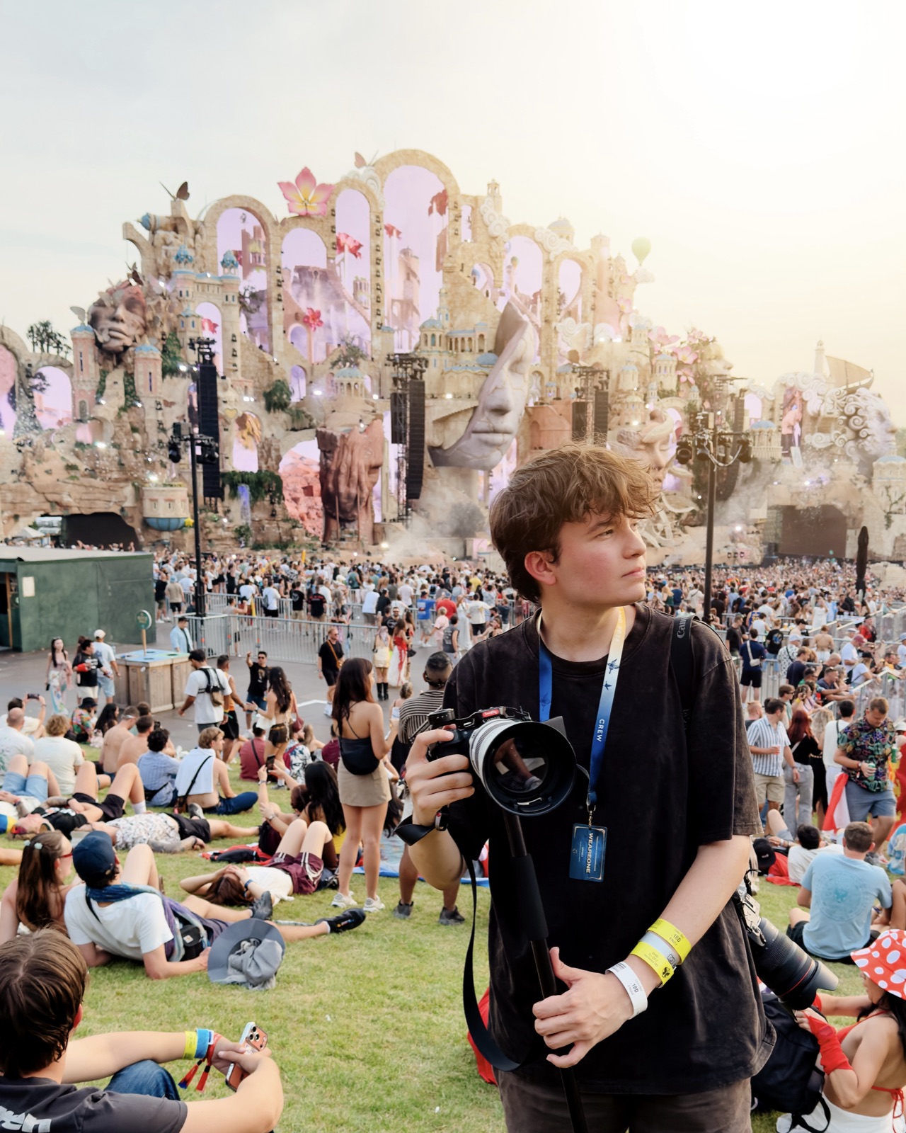 Ludovic Delot holding his camera at a festival