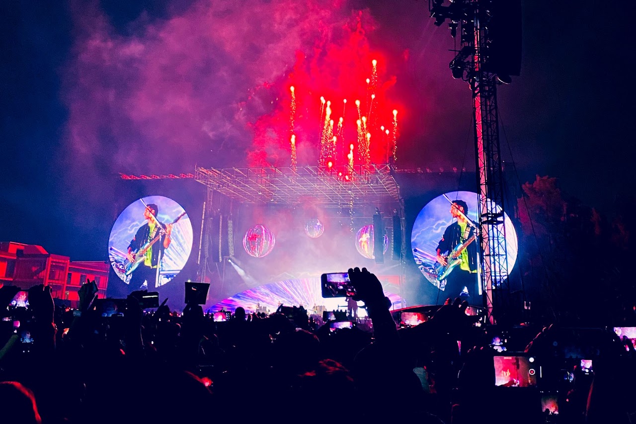 Coldplay performing at Foro Sol with the audience in the foreground